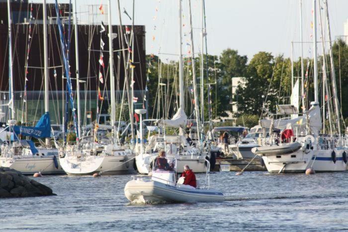 Cozy Summer House With Free Parking Near City Center & Beach Kuressaare Exterior foto